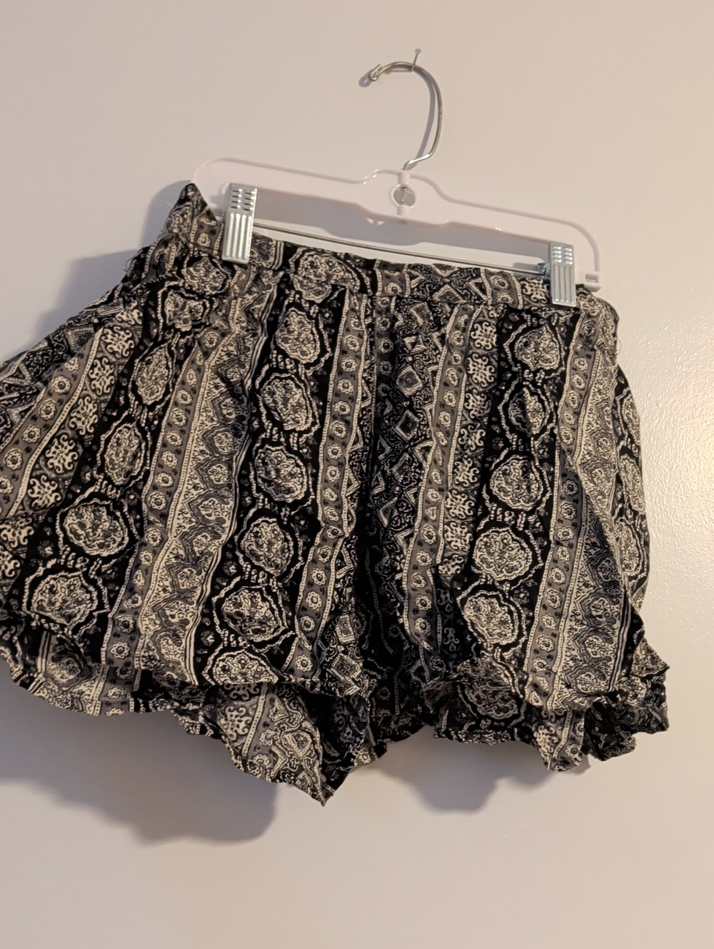 Abercrombie & Fitch Black and White Printed Elastic-Waist Shorts